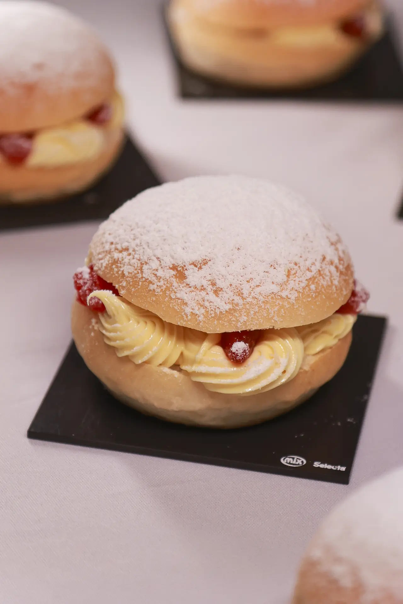 Brazilian cream-filled doughnuts